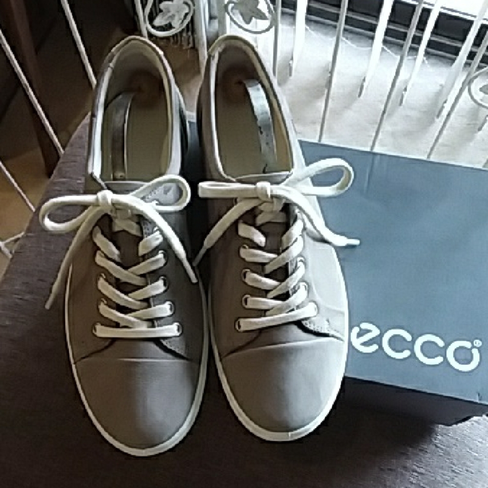 NWT Ecco Warm Gray Leather Sneakers Versatile Casual Style